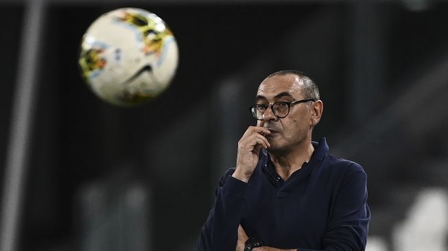 Pelatih Juventus Maurizio Sarri saat pertandingan sepak bola Serie A Italia Juventus melawan Sampdoria di Stadion Allianz di Turin, Minggu (26/7/2020). [MARCO BERTORELLO / AFP]