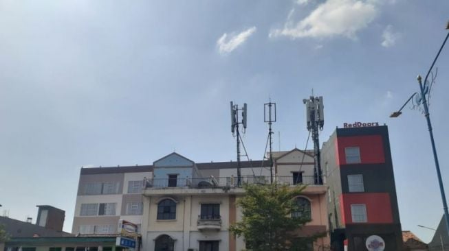 Hotel tempat pasangan tamu yang menjadi tontonan warga di Kembangan, Jakarta Barat, Senin (27/7/2020). (ANTARA/Devi Nindy)