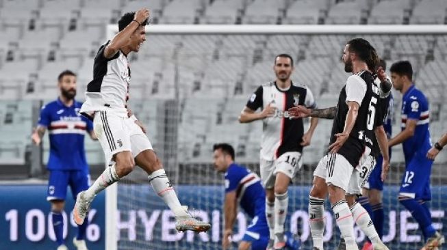 Bintang Juventus Cristiano Ronaldo (kiri) merayakan golnya ke gawang Sampdoria dalam lanjutan Liga Italia di Allianz Stadium. MARCO BERTORELLO / AFP