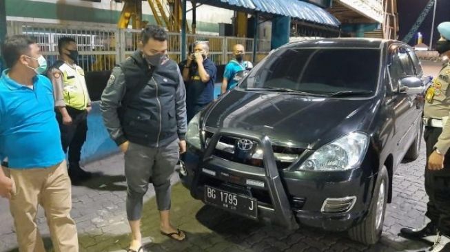 Geger! 2 Penumpang Kapal Ditemukan Tewas Tanpa Busana di Dalam Mobil