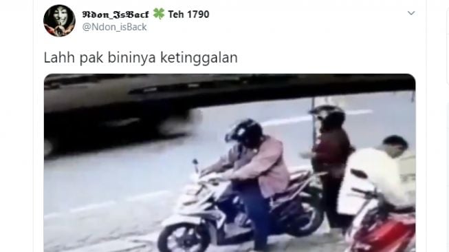 Seorang wanita tertinggal di area parkir saat tengah mengecek isi tasnya.