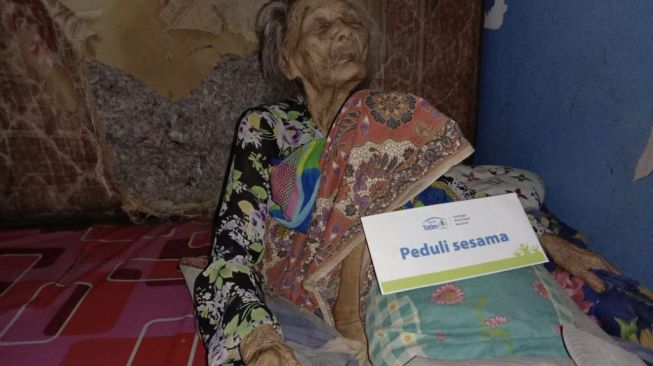 Nenek Jumroh, Usia Hampir 100 Tahun Masih Jual Ketupat di Banjarmasin