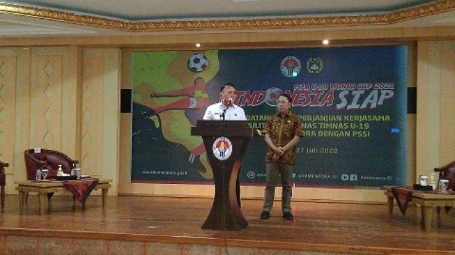 Ketua Umum PSSI, Mochamad Iriawan (kiri) dan Menpora Zainudin Amali usai menandatangani MoU pencairan anggaran fasilitas persiapan Piala Dunia U-20 2021. [Arief Apriadi/Suara.com]