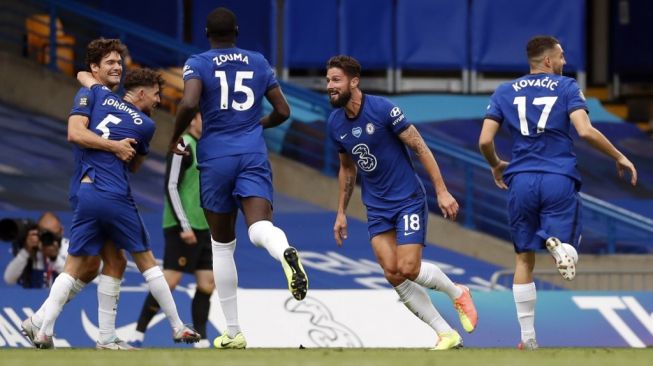 Para pemain Chelsea merayakan gol ke gawang Wolves pada laga pekan terakhir Liga Inggris 2019/2020 di Stamford Bridge, London, Minggu (26/7/2020) malam WIB. [MATTHEW CHILDS / POOL / AFP]