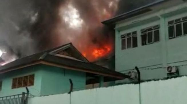 Gedung SMA 3 Tanjungpinang Terbakar, Puluhan Komputer Hangus