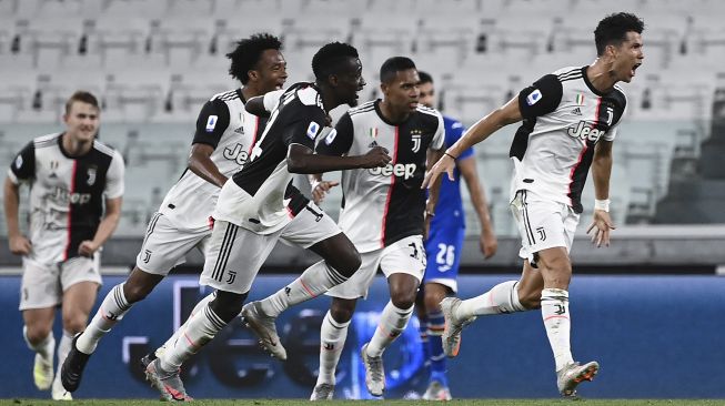 Pemain depan Juventus asal Portugal Cristiano Ronaldo (kanan) melkaukan selebrasi setelah mencetak gol selama pertandingan sepak bola Serie A Italia antara Juventus dan Sampdoria di Stadion Allianz di Turin, Minggu (26/7/2020). [MARCO BERTORELLO / AFP]