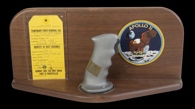Joystick Apollo 11 dilelang. [Julienslive.com]