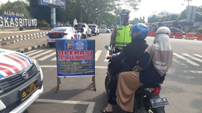 Duh, Puluhan Masyarakat Lebak Masih Nekat Berkendara Tak Pakai Helm SNI