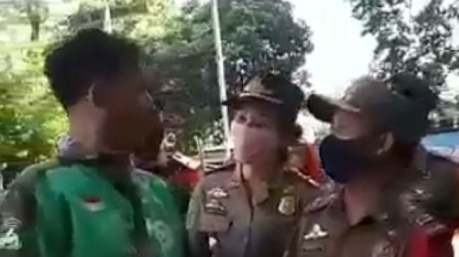 Viral! Ogah Diberi Sanksi, Sopir Ojol Tak Bermasker Marahi Satpol PP Wanita