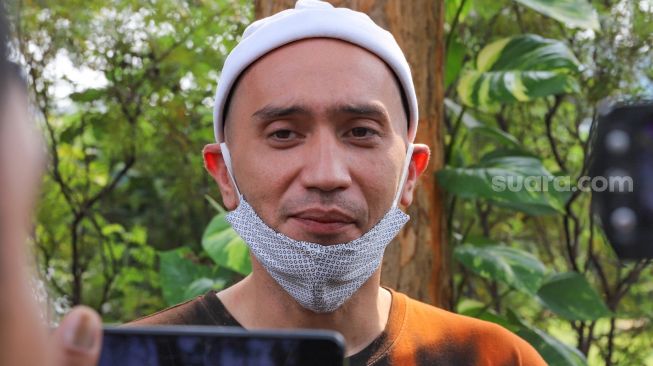 Foto Close Up wajah Gary Iskak saat ditemui di Kawasan Tandean, Jakarta Selatan, Selasa (28/7). [Suara.com/Alfian Winanto]