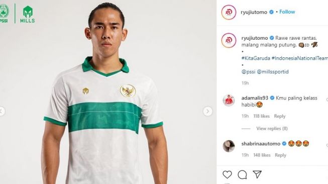 Ryuji Utomo jadi model iklan jerset tandang yang baru Timnas Indonesia. (Instagram/ryujiutomo)