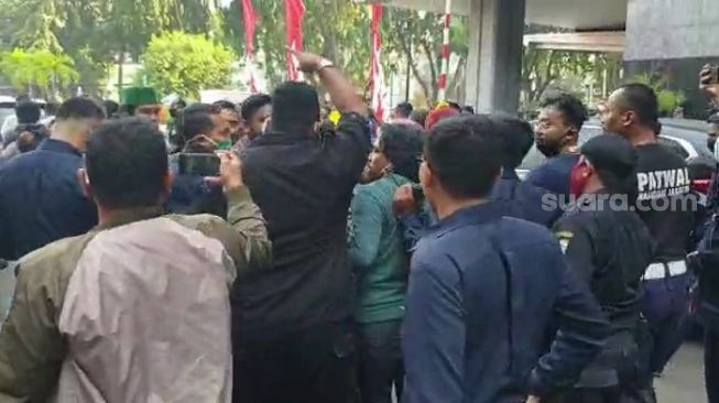 Penampakan unjuk rasa mahasiswa penolak reklamasi Ancol di gedung DPRD DKI yang berujung ricuh. (Suara.com/Fakhri).