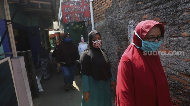 Sejumlah warga beraktivitas menggunakan masker wajah di kampung Siaga COVID-19 di Kampung Rawa Pasung RW 22, Kota Baru, Kota Bekasi, Jawa Barat, Selasa (28/7/2020). [Suara.com/Angga Budhiyanto]