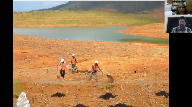 Gambar slide presentasi contoh langkah-langkah revitalisasi lahan bekas tambang di Indonesia. [Dok. Irdika Mansur / captured]