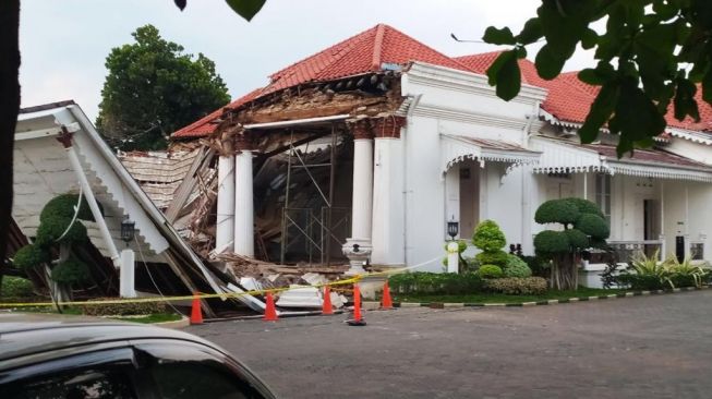 Sebelum Roboh, Gedung OJK Jateng Sudah Retak-retak