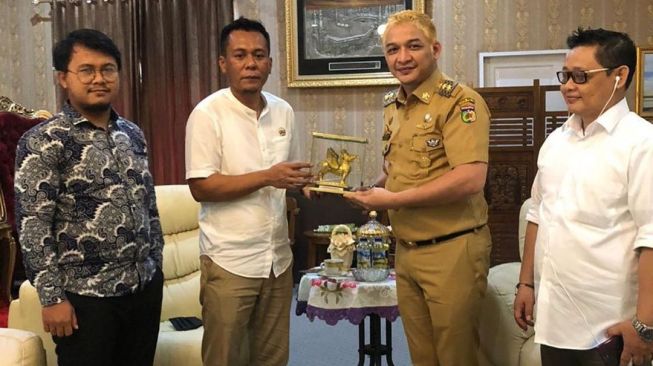 Wakil Wali Kota Palu, Sigit Purnomo Said alias Pasha Ungu tampil dengan rambut barunya yang berwarna pirang. [Instagram[