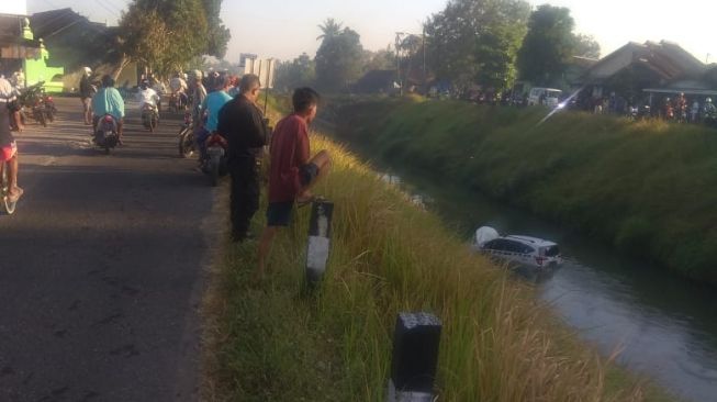 Niat Menyalip Sepeda Motor, Mobil Terjun Bebas ke Selokan Mataram