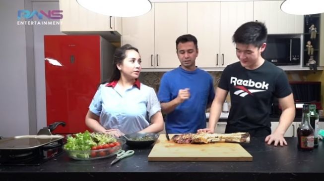 Real Sultan, Nagita Slavina & Raffi Ahmad Cicipi Steak Lapis Emas 24 Karat