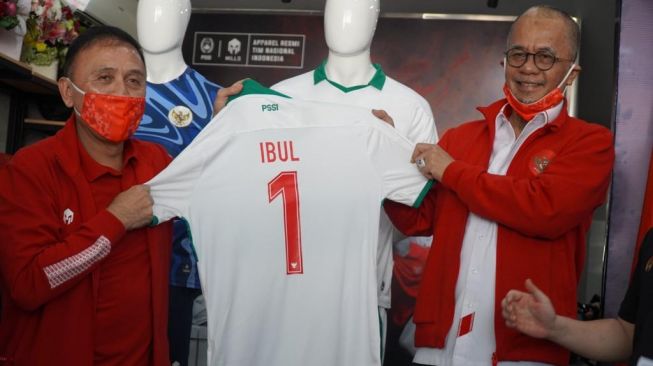 Ketua Umum PSSI, Mochamad Iriawan, saat memperkenalkan jersey away Timnas Indonesia, Senin (27/7/2020). (dok. PSSI)