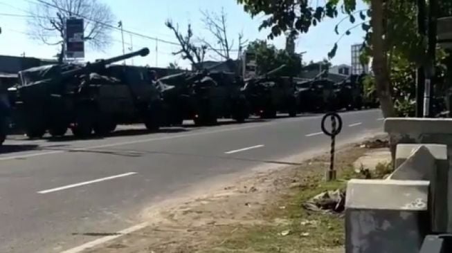 Truk Militer Bersenjata Meriam Terparkir Berjejer di Jalanan, Ada Apa Nih?