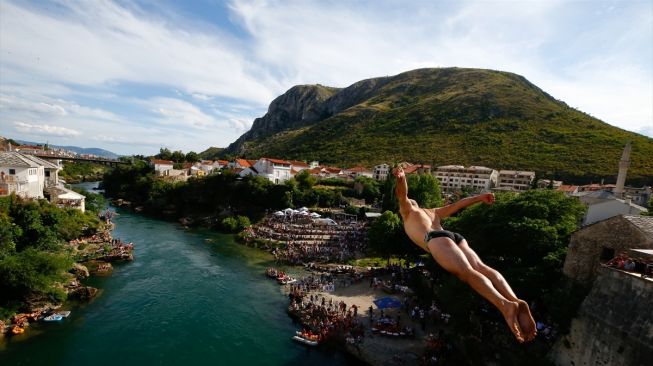 Tidak Takut Covid-19, Warga Bosnia Tetap Gelar Tradisi Terjun Tradisional