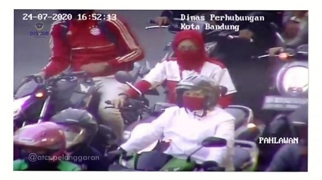 Ingatkan Pemotor Tertib Berlalu Lintas, Akang Gendang Beraksi