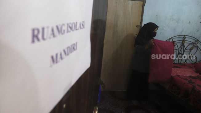 Petugas merapikan salah satu kamar yang dijadikan ruang isolasi mandiri di kampung Siaga COVID-19 di Kampung Rawa Pasung RW 22, Kota Baru, Kota Bekasi, Jawa Barat, Selasa (28/7/2020). [Suara.com/Angga Budhiyanto]