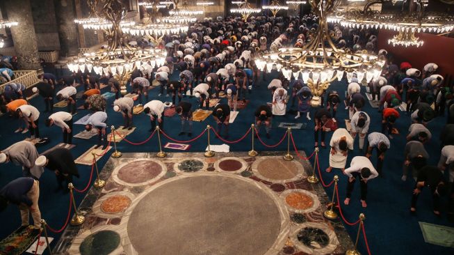 Umat Islam melaksanakan salat subuh berjamaah di Masjid Agung Hagia Shopia di Istanbul, Turki, Senin (27/7/2020). [Foto/Anadolu Agency]