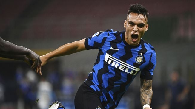 Pemain depan Inter Milan Lautaro Martinez merayakan golnya setelah mencetak gol selama pertandingan sepak bola Serie A Italia, Inter Milan melawan Napoli di Stadion Giuseppe Meazza, Milan, Italia, Rabu (29/7) dini hari WIB. [MARCO BERTORELLO / AFP]