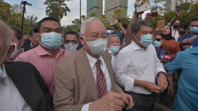 Mantan Perdana Menteri Malaysia Najib Razak (tengah) tiba di gedung Mahkamah Kuala Lumpur untuk menjalani sidang, di Kuala Lumpur, Malaysia, Selasa (28/7/2020). [ANTARA FOTO/Agus Setiawan]