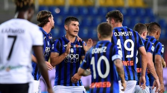 Para pemain Atalanta merayakan gol Ruslan Malinovskyi (kedua kiri) setelah mencetak gol ke gawanng Parma dalam lanjutan Liga Italia di Ennio-Tardini Stadium. MIGUEL MEDINA / AFP