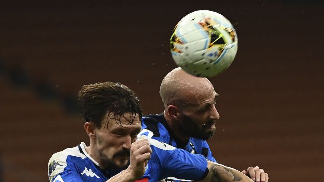 Bek Napoli Mario Rui (kiri) berebut bola dengan gelandang Inter Milan Borja Valero selama pertandingan sepak bola Serie A Italia, Inter Milan melawan Napoli di Stadion Giuseppe Meazza, Milan, Italia, Rabu (29/7) dini hari WIB. [MARCO BERTORELLO / AFP]