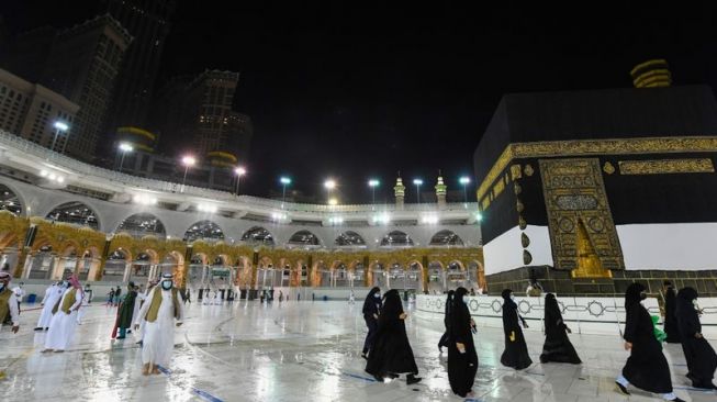 Jemaah haji wajib menjaga jarak saat mengelilingi Ka'bah.[Kementerian Kebudayaan dan Informatika Arab Saudi]