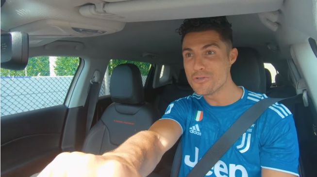 Ekpresi kocak Cristiano Ronaldo jajal mobil Jeep (Facebook)