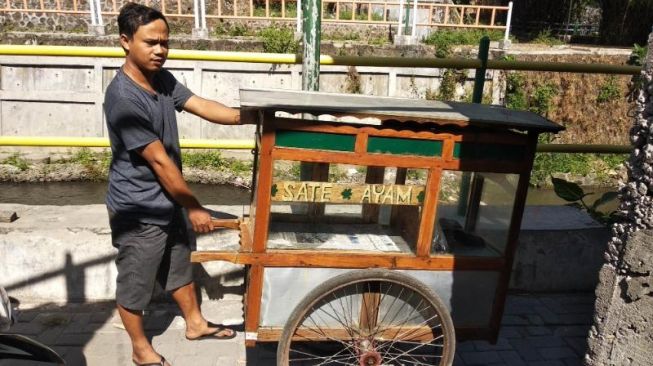 Hidup Serba Terbatas, Ningram Justru Rajin Bagi Sate Gratis ke Warga Jogja