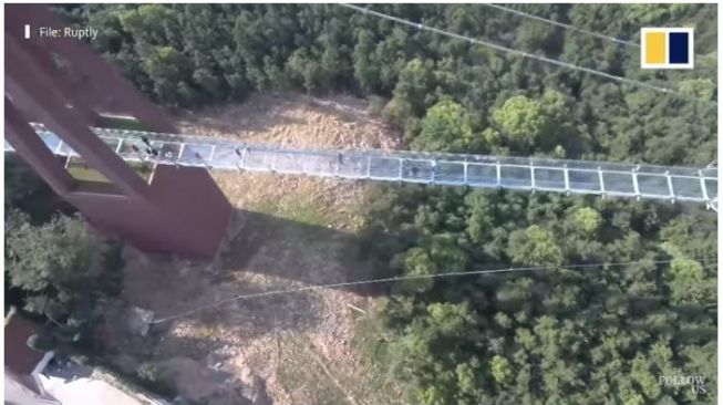 Jembatan kaca terpanjang di dunia. (Youtube/SCMP)