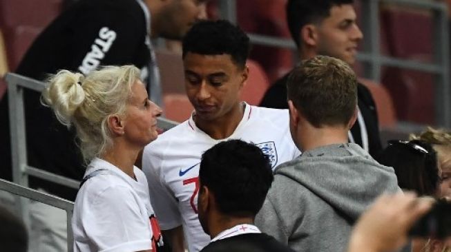 Jesse Lingard menemui ibunya, Kirsty Lingard (kanan), yang datang mendukungnya di Piala Dunia Rusia 2018. [AFP]