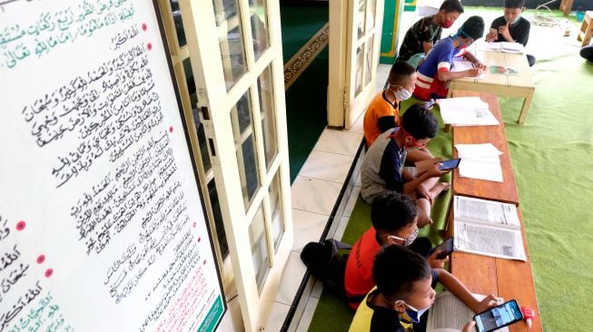 Siswa belajar secara online di serambi masjid At Taqwa Dusun XIV, Borobudur, Magelang, Jawa Tengah, Rabu (29/7/2020).   [ANTARA FOTO/Anis Efizudin]