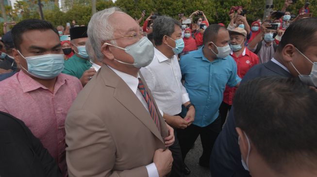 Mantan Perdana Menteri Malaysia Najib Razak (tengah) tiba di gedung Mahkamah Kuala Lumpur untuk menjalani sidang, di Kuala Lumpur, Malaysia, Selasa (28/7/2020). [ANTARA FOTO/Agus Setiawan]