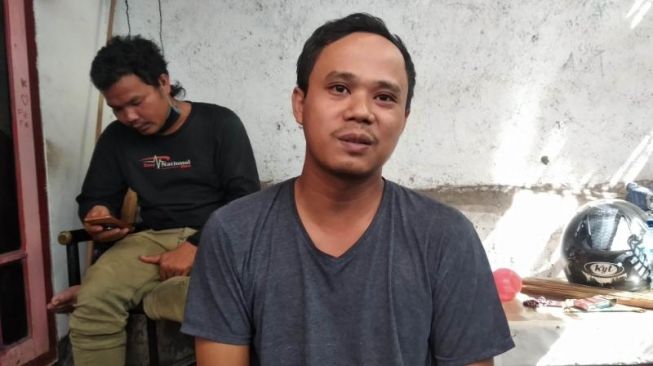 Penjual sate viral, Ningram (32) saat ditemui wartawan di kediamannya, Kampung Gampingan RT 48/ RW 11 Kelurahan Pakuncen, Kecamatan Wirobrajan, Kota Yogyakarta, Rabu (29/7/2020). [Muhammad Ilham Baktora / SuaraJogja.id]