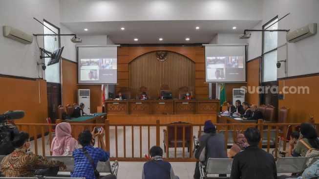 Suasana jalannya sidang eksepsi Presenter Vicky Prasetyo yang digelar secara virtual di Pengadilan Negeri Jakarta Selatan, Rabu (29/7). [Suara.com/Alfian Winanto]