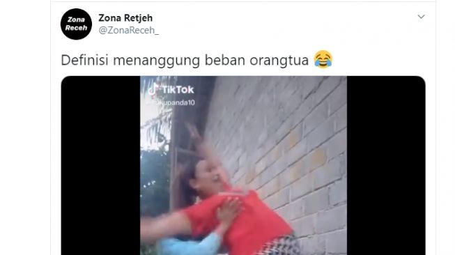 Seorang perempuan jatuh menimpa anaknya saat hendak melakukan goyang TikTok