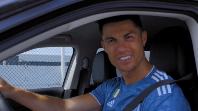 Cristiano Ronaldo saat jajal mobil baru dari Jeep (Facebook)