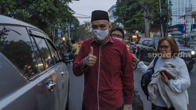 Aktor Sandy Tumiwa saat akan memasuki mobilnya di Rutan Salemba, Jakarta Pusat, Kamis (30/7). [Suara.com/Alfian Winanto]