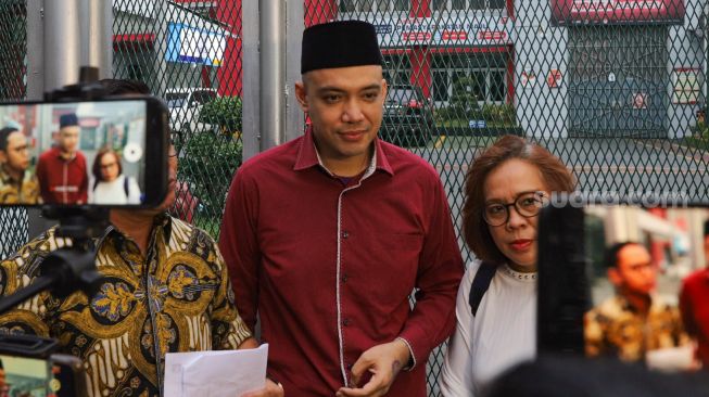 Aktor Sandy Tumiwa saat diitemui awak media di Rutan Salemba, Jakarta Pusat, Kamis (30/7). [Suara.com/Alfian Winanto]