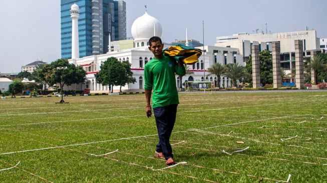 Petugas memanggul tenda mimbar di lapangan Masjid Agung Al-Azhar, Jakarta Selatan, Kamis (30/7/2020).  [ANTARA FOTO/Nova Wahyudi]