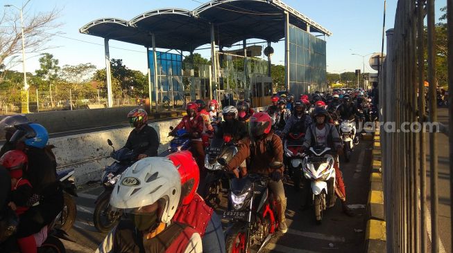 Kondisi Jembatan Suramadu yang dipadati oleh warga keturunan Madura, untuk melakukan toron di Idul Adha. (Suara.com/Dimas Angga P)