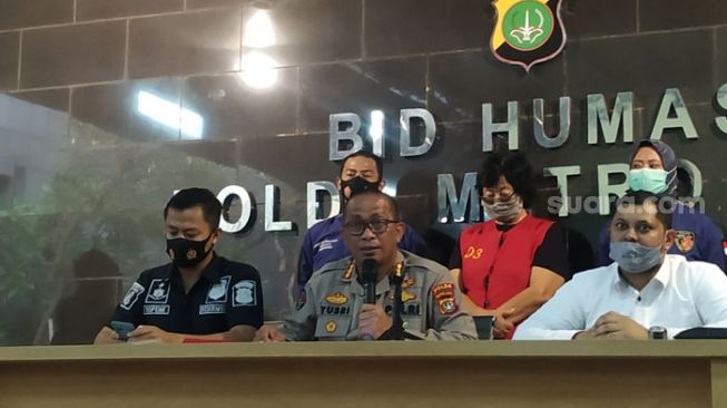 KS (67) dan EJ (47), dua tersangka penghinaan nama baik Komisaris Utama PT Pertamina Basuki Tjahaja Purnama alias Ahok ditangkap Polda Metro Jaya, Kamis (30/7/2020). [Suara.com/Muhammad Yasir]