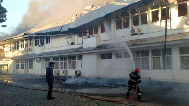 Kantor Dinas Kesehatan Sulsel terbakar hebat pada, Kamis (30/7/2020) pagi. [Ist]