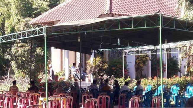 Jenazah sastrawan Ajip Rosidi akan dimakamkan di makam keluarga yang berada di sebelah timur rumah duka di Desa Pabelan, Kecamatan Mungkid, Kabupaten Magelang, Jawa Tengah, Kamis (30/7/2020) hari ini. (Antara)